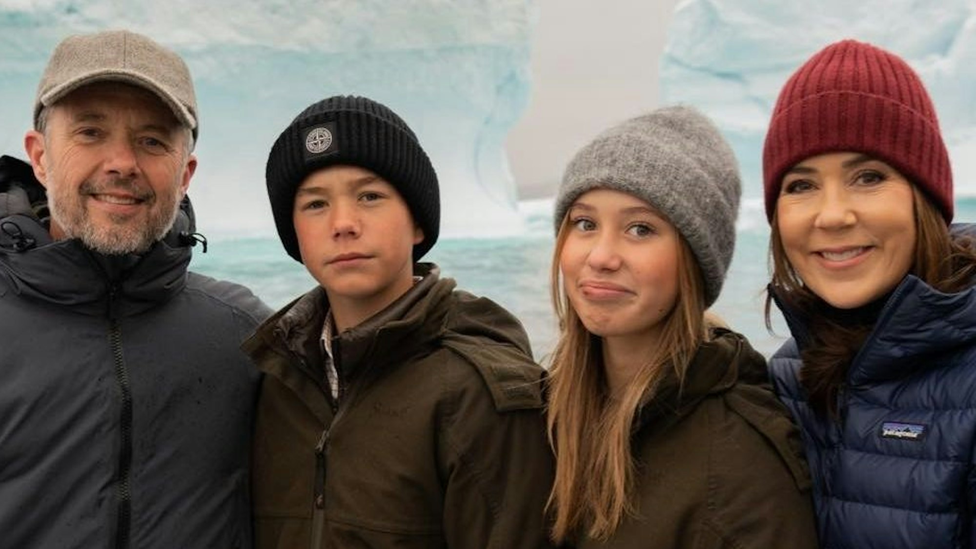 König Frederik und Königin Mary posieren mit den Zwillingen Prinz Vincent und Prinzessin Josephine.