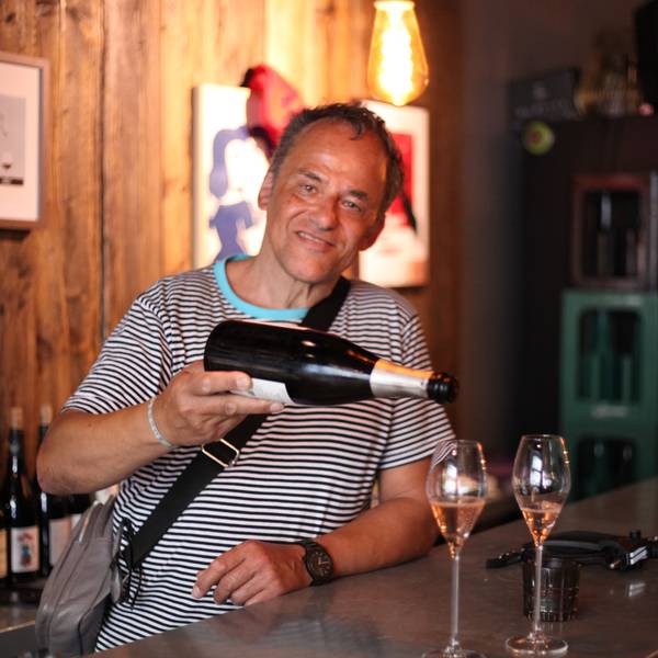Achim Rudolph hinter der Theke der „Maulvoll Weinbar“.