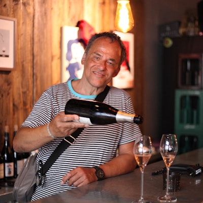 Achim Rudolph hinter der Theke der „Maulvoll Weinbar“.