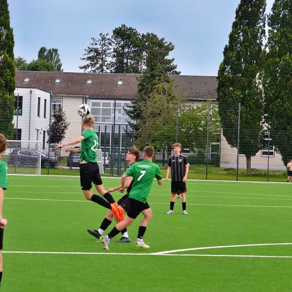 Ein Spieler macht einen Kopfball beim Eröffnungsspiel auf dem neuen Kunstrasenplatz.