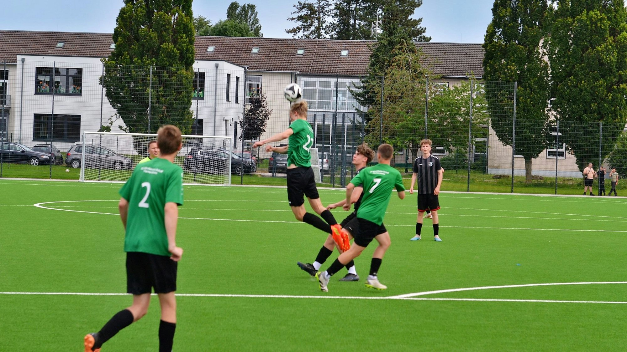 Ein Spieler macht einen Kopfball beim Eröffnungsspiel auf dem neuen Kunstrasenplatz.