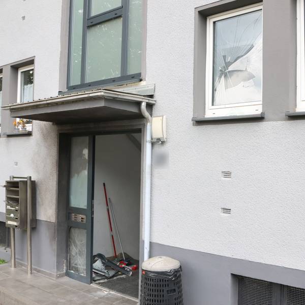 Der Sprengsatz detonierte vor der Haustür und richtete großen Schaden an.