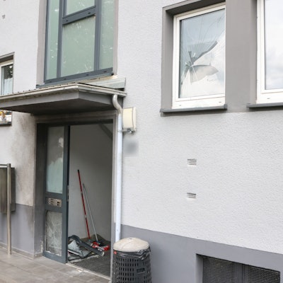 Der Sprengsatz detonierte vor der Haustür und richtete großen Schaden an.