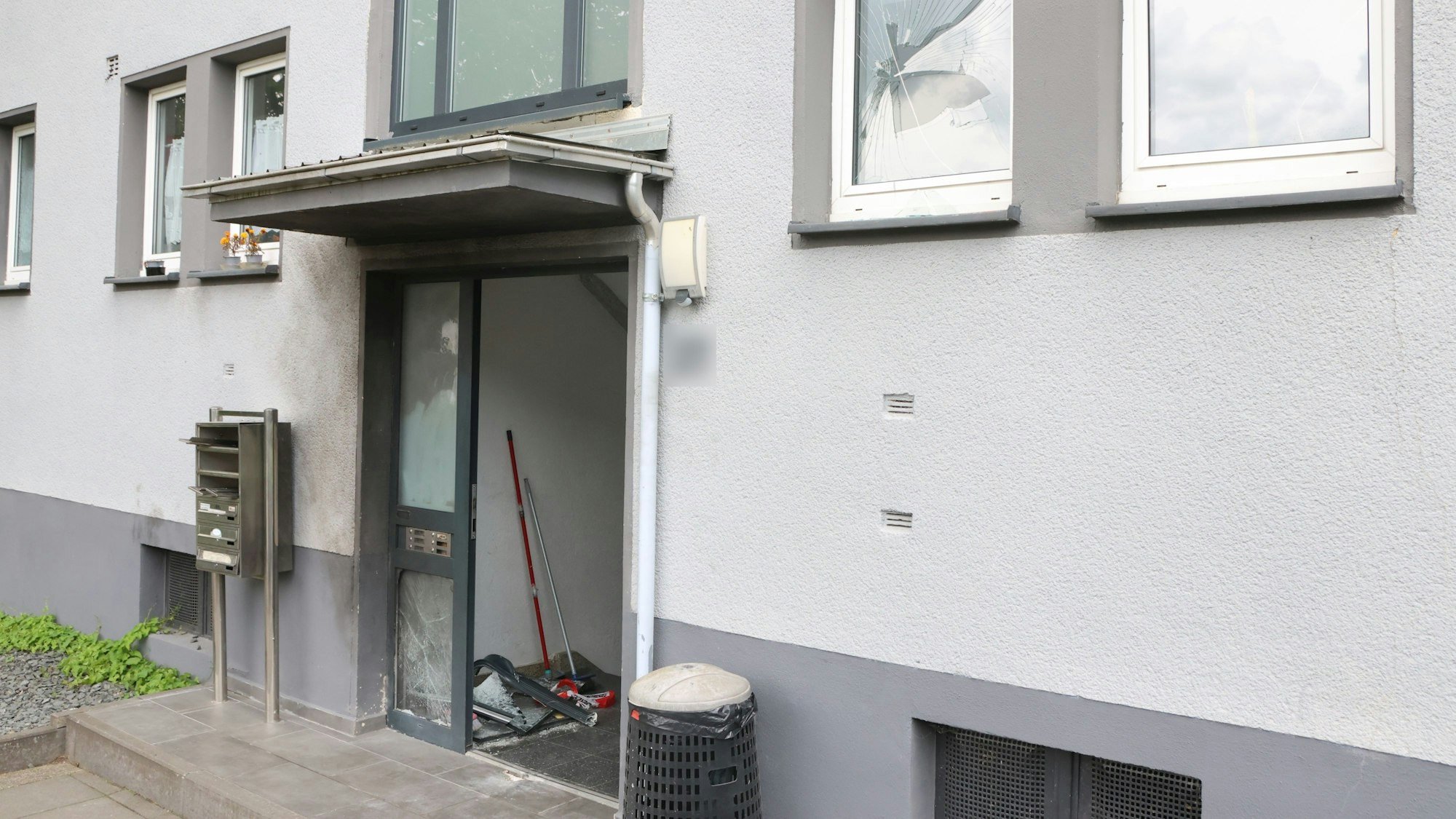 Der Sprengsatz detonierte vor der Haustür und richtete großen Schaden an.