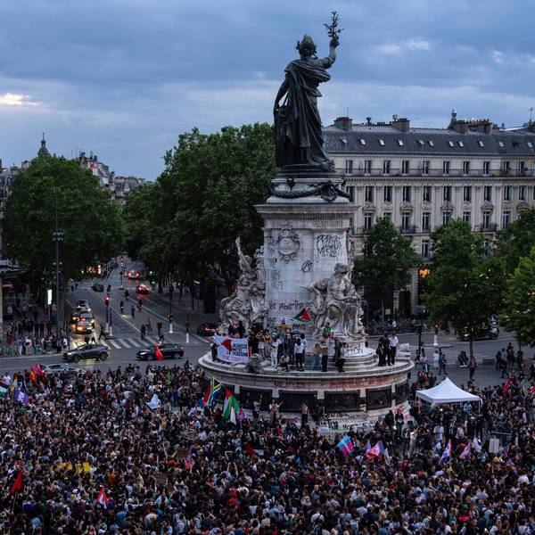 30.06.2024, Frankreich, Paris: Menschen versammeln sich auf dem Platz der Republik, um gegen die rechtsextreme Nationale Sammlungsbewegung zu protestieren. Das rechtsnationale Rassemblement National könnte künftig stärkste Kraft in der französischen Nationalversammlung werden.
