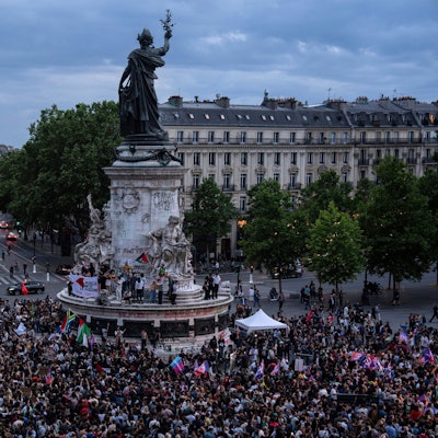 30.06.2024, Frankreich, Paris: Menschen versammeln sich auf dem Platz der Republik, um gegen die rechtsextreme Nationale Sammlungsbewegung zu protestieren. Das rechtsnationale Rassemblement National könnte künftig stärkste Kraft in der französischen Nationalversammlung werden.