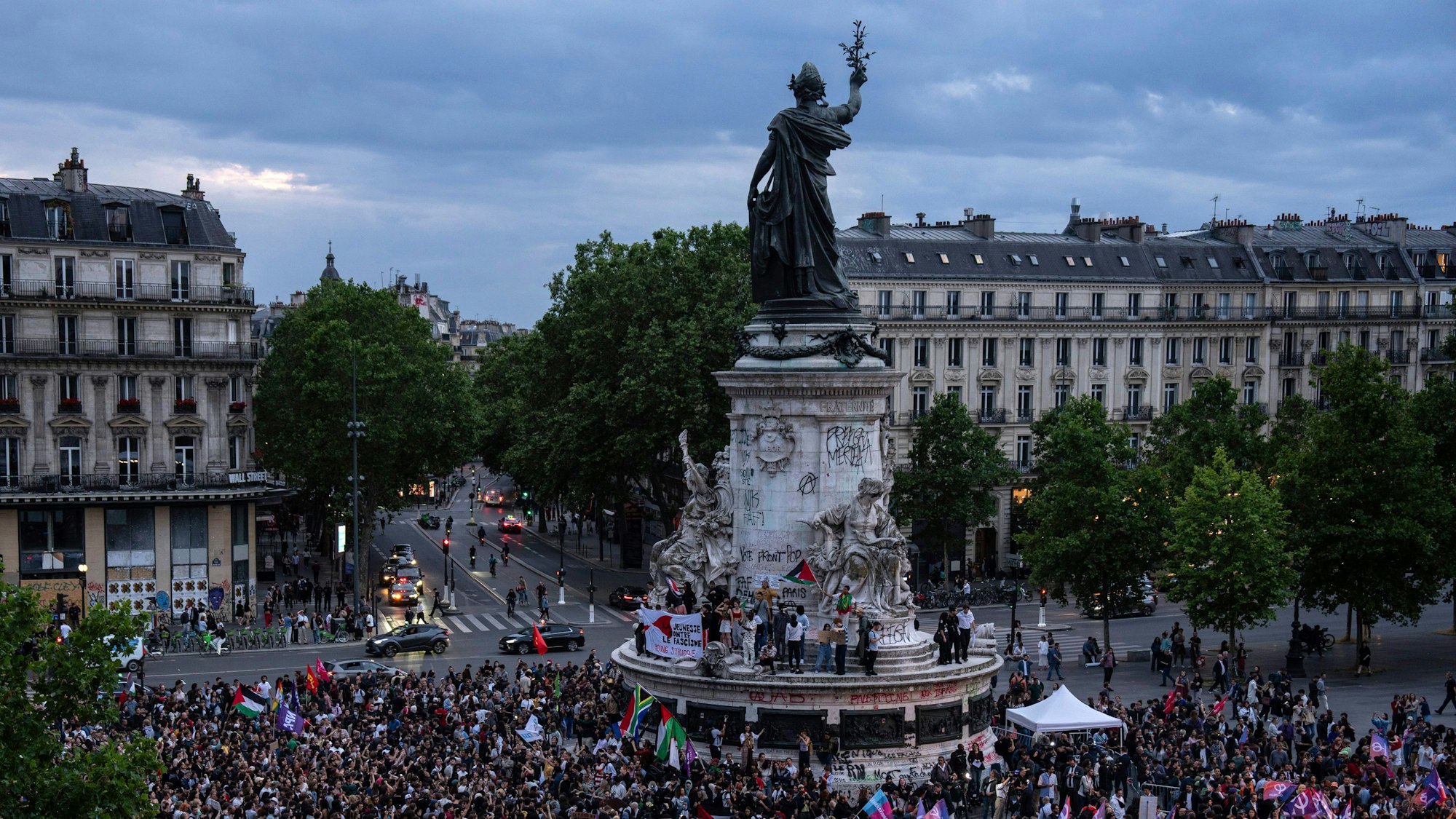 30.06.2024, Frankreich, Paris: Menschen versammeln sich auf dem Platz der Republik, um gegen die rechtsextreme Nationale Sammlungsbewegung zu protestieren. Das rechtsnationale Rassemblement National könnte künftig stärkste Kraft in der französischen Nationalversammlung werden.