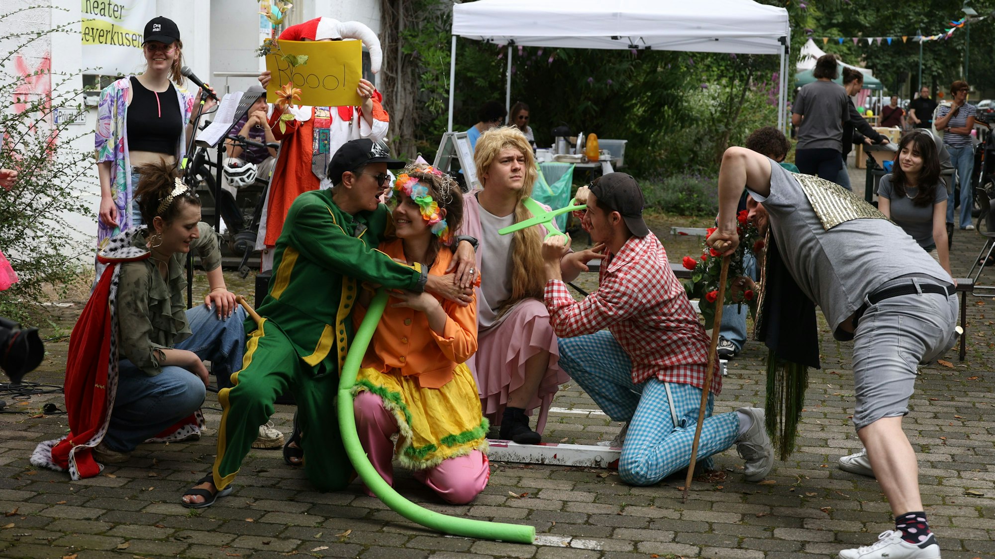 Schauspieler spielen eine Szene.