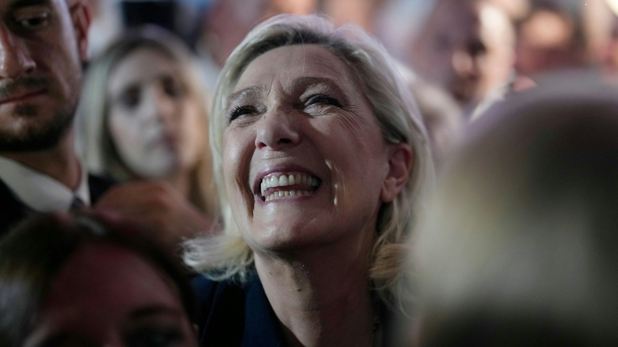 Freude bei Marine Le Pen und ihren Anhängern: Die Rechtsextremen liegen nach der Wahl in Frankreich vorne.