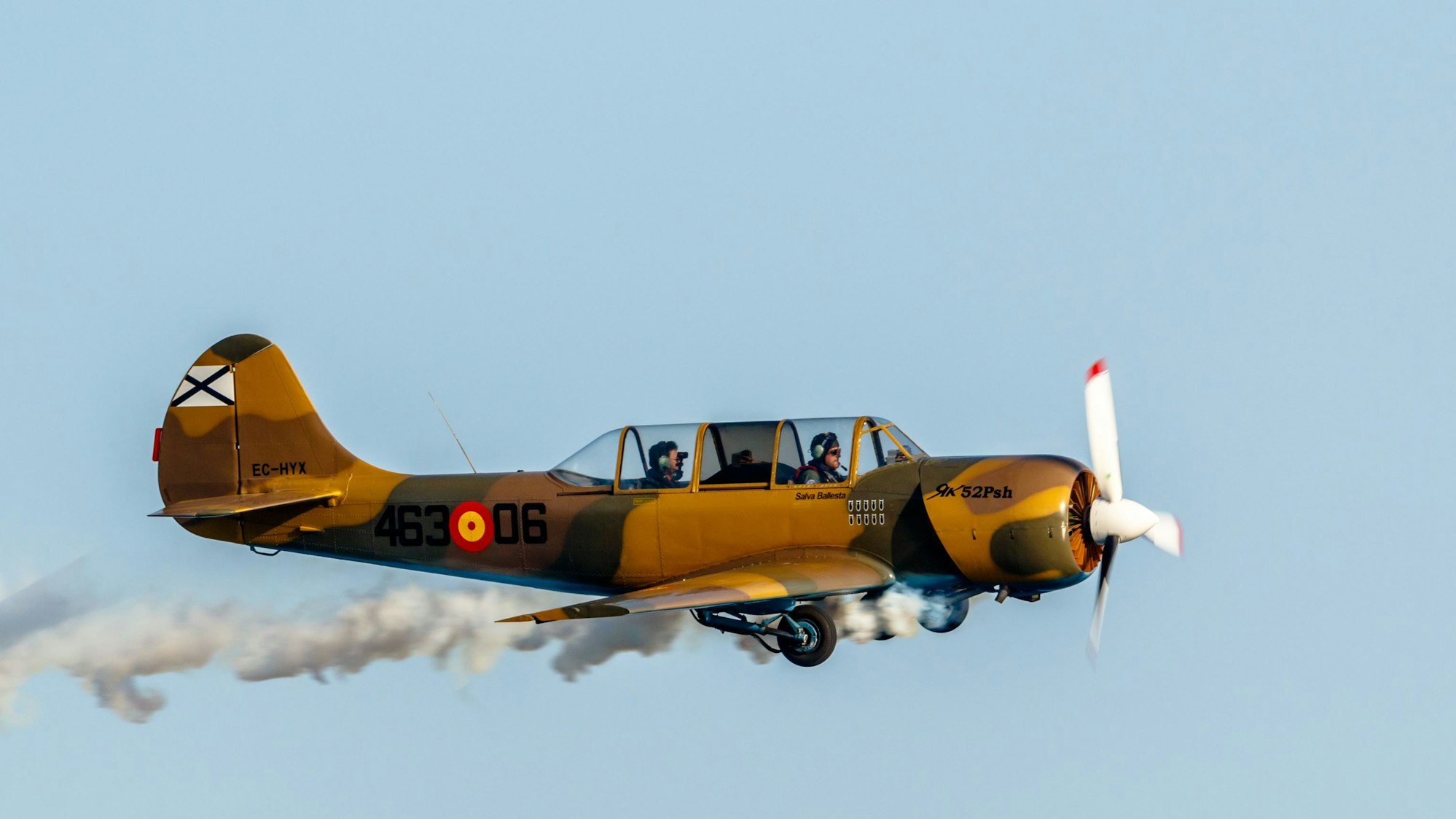 Eine Yak-52 bei einer Flugshow in Spanien. (Symbolbild)