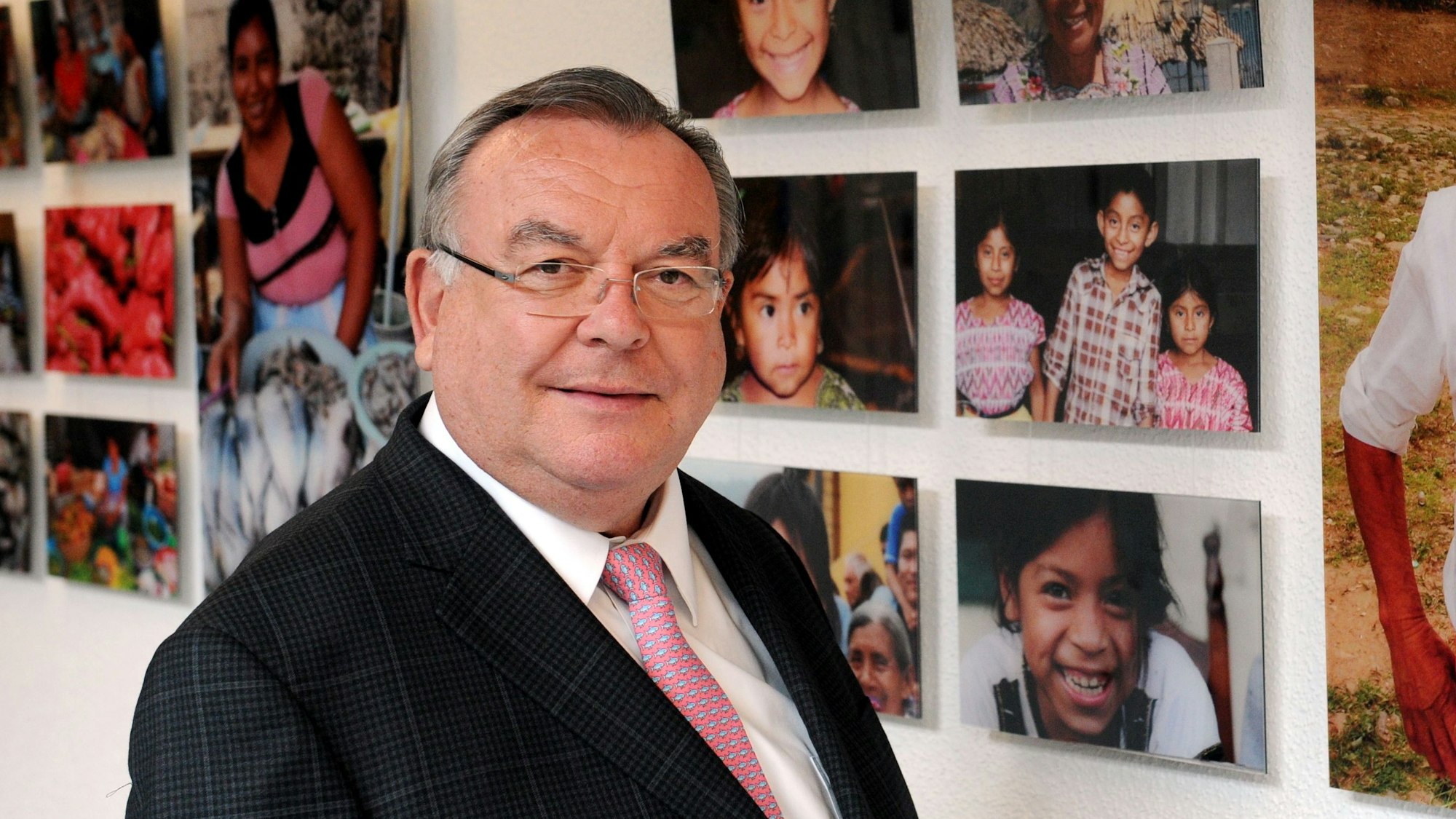 Winrich Granitzka steht vor einer Fotowand.