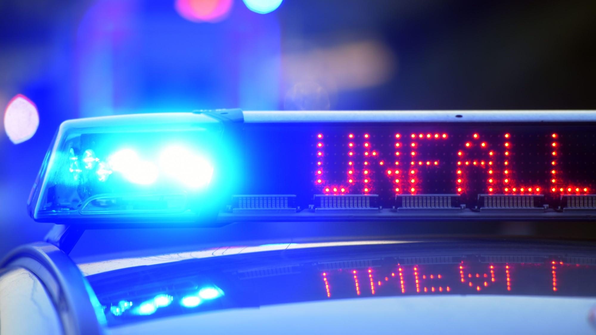 Auf einem Polizeifahrzeug warnt am 12.06.2017 auf der Autobahn A8 eine Leuchtschrift vor einer Unfallstelle.