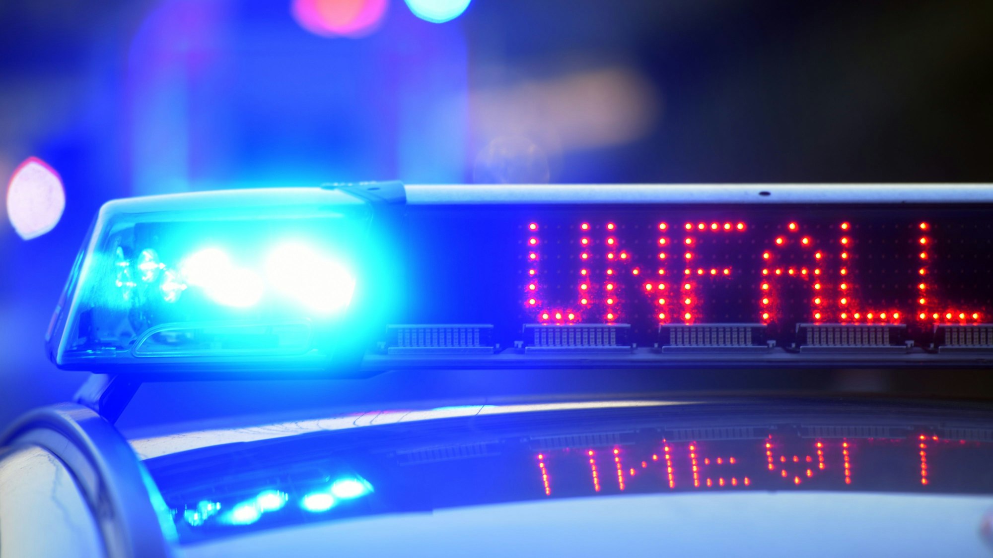 Auf einem Polizeifahrzeug warnt am 12.06.2017 auf der Autobahn A8 eine Leuchtschrift vor einer Unfallstelle.