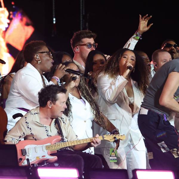 Michael J. Fox (l.) und Coldplay-Frontmann Chris Martin (r.) beim Glastonbury-Festival