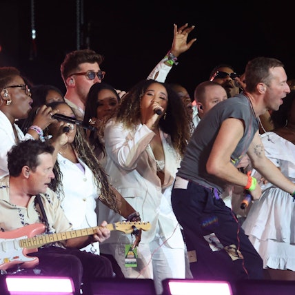 Michael J. Fox (l.) und Coldplay-Frontmann Chris Martin (r.) beim Glastonbury-Festival