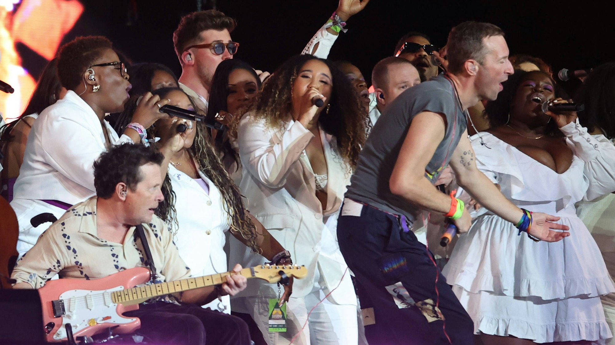 Michael J. Fox (l.) und Coldplay-Frontmann Chris Martin (r.) beim Glastonbury-Festival