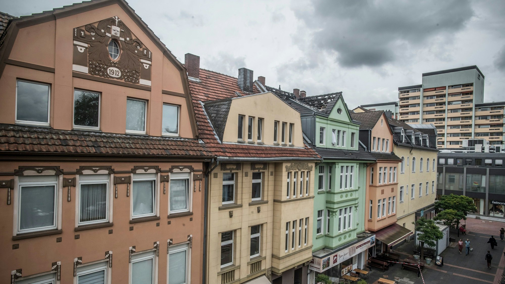 Der Dachstuhl des Hauses Pfarrer-Schmitz-Straße 4 ist ausgebrannt. Foto: Ralf Krieger