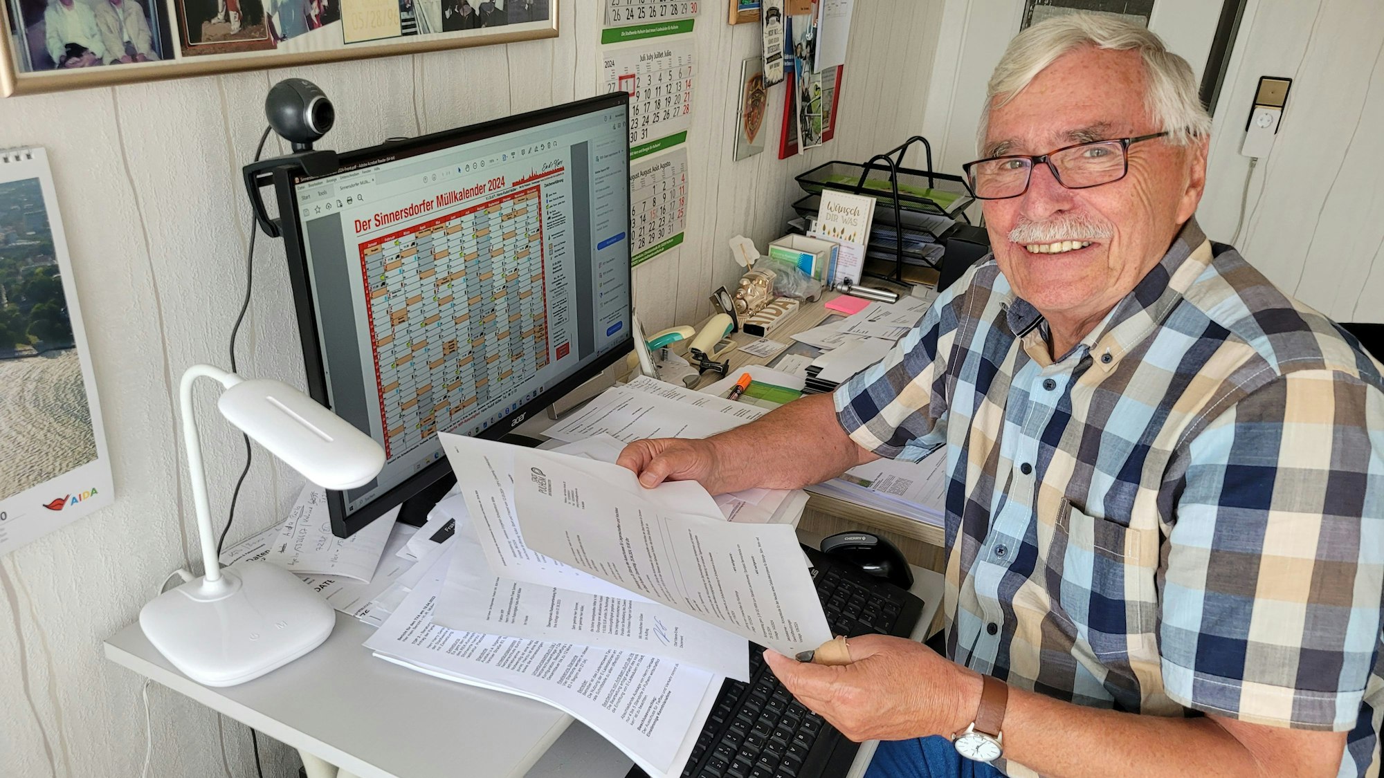 Der Politiker sitzt an seinem Schreibtisch, darauf liegen viele Briefe.