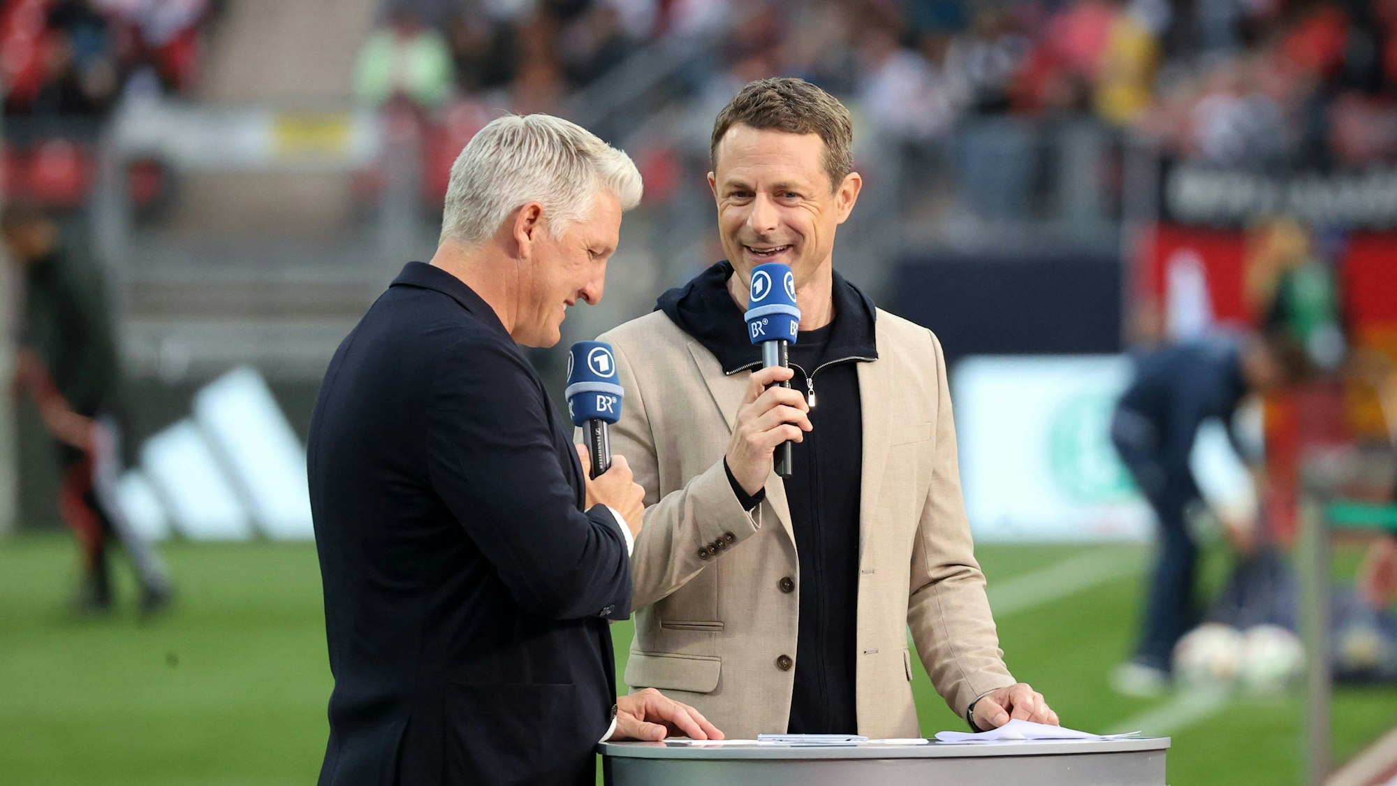 Alexander Bommes moderiert während der EM für die ARD, Bastian Schweinsteiger fungiert als Experte. (Archivbild)