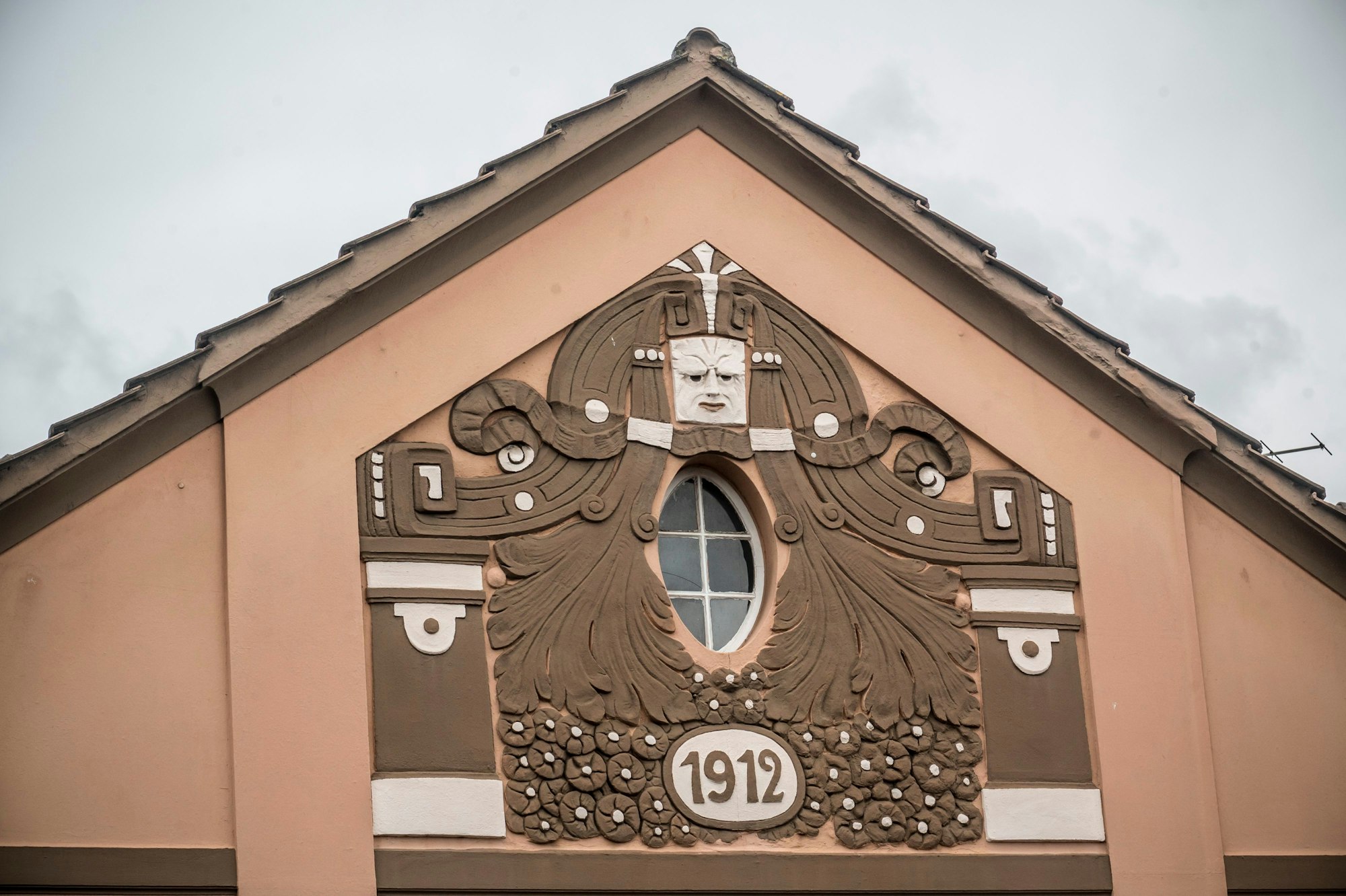 Giebel eines Hauses in der Pfarrer-Schmitz-Straße. Foto: Ralf Krieger