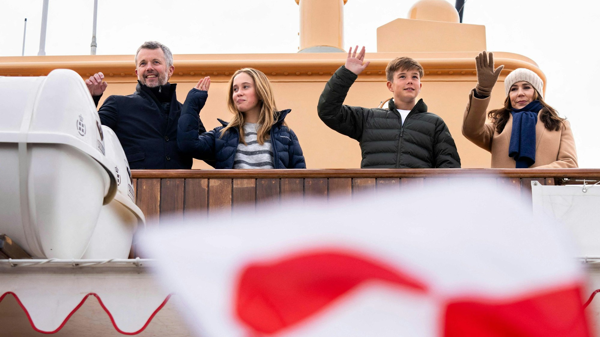 König Frederik X, Prinzessin Josephine, Prinz Vincent und Königin Mary winken vom königlichen Schiff Dannebrog, das Aasiaat im südwestlichen Teil der Diskobucht, Grönland, verlässt.