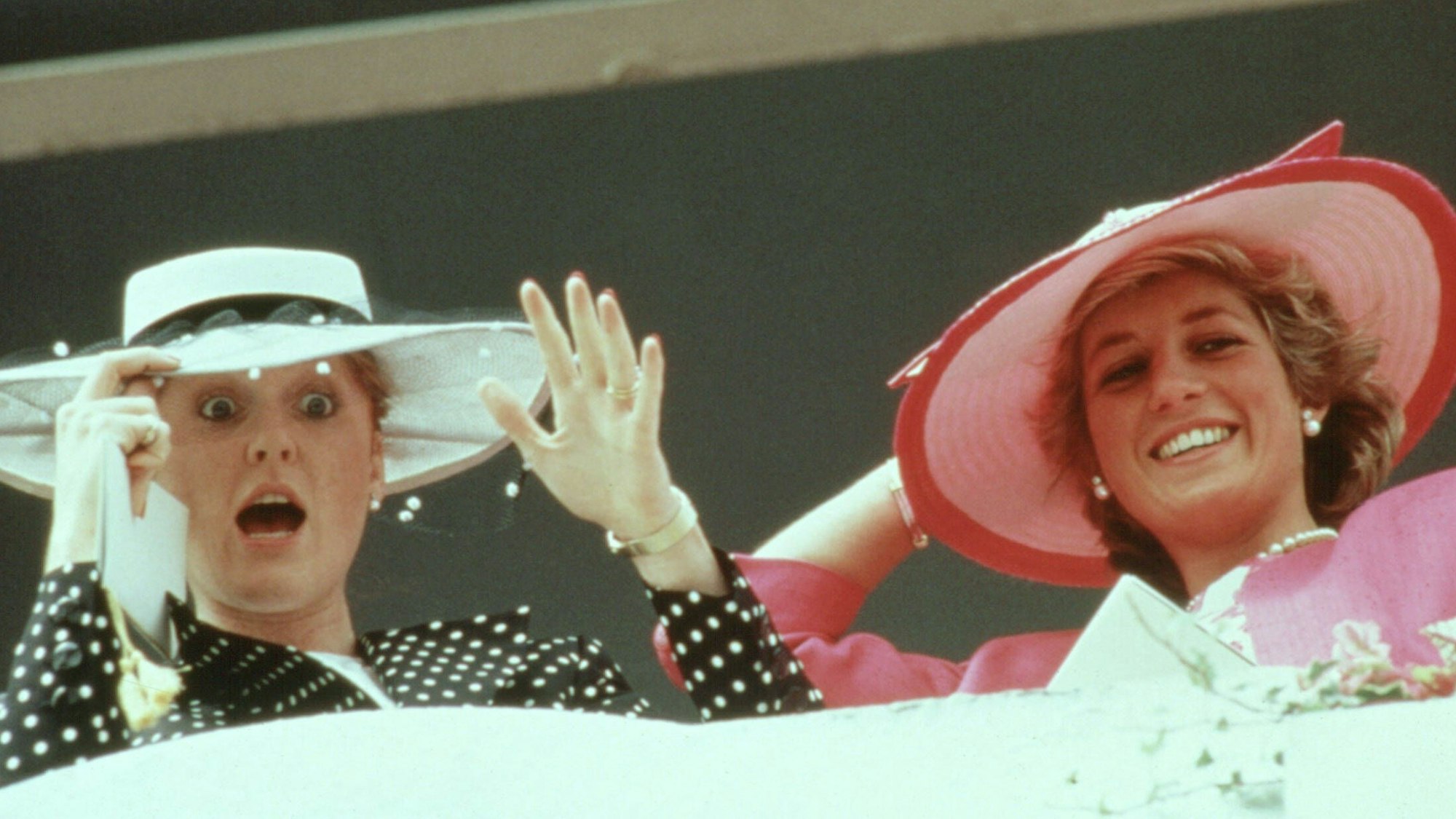 Sarah Ferguson und Prinzessin Diana lachen bei einem Auftritt.