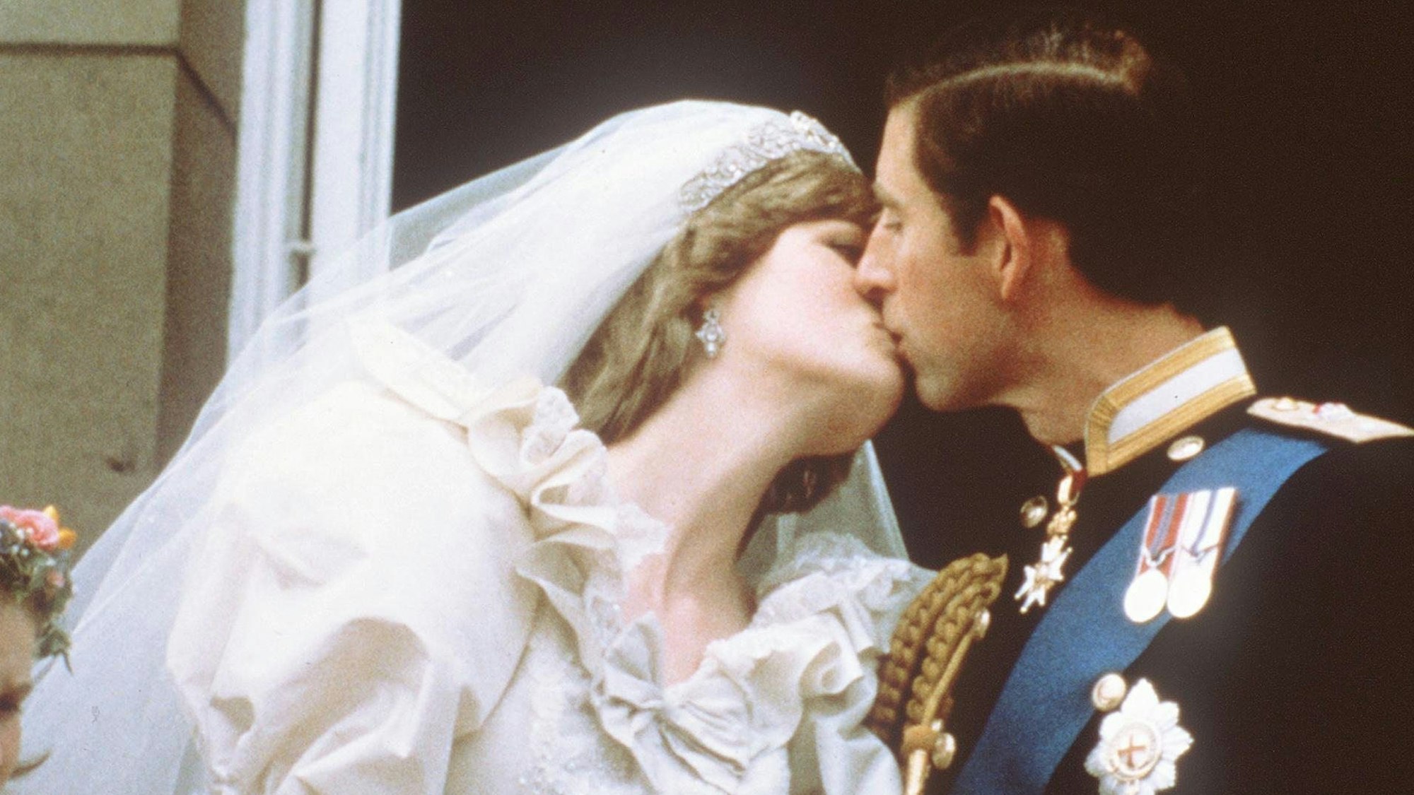 Prinzessin Diana und Prinz Charles küssen sich bei ihrer Hochzeit 1981.