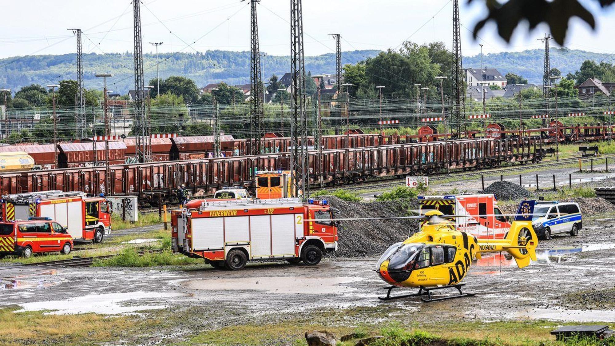 01.07.2024, Nordrhein-Westfalen, Schwerte: Ein Rettungshubschrauber steht neben dem Güterbahnhof. Ein zwölfjähriges Mädchen ist auf einem Güterbahnhof in Schwerte durch einen Stromschlag schwer verletzt worden. Mit einem Rettungshubschrauber flogen Einsatzkräfte das Mädchen in ein Krankenhaus, sagte eine Sprecherin der Bundespolizei. Foto: Alex Talash/dpa +++ dpa-Bildfunk +++