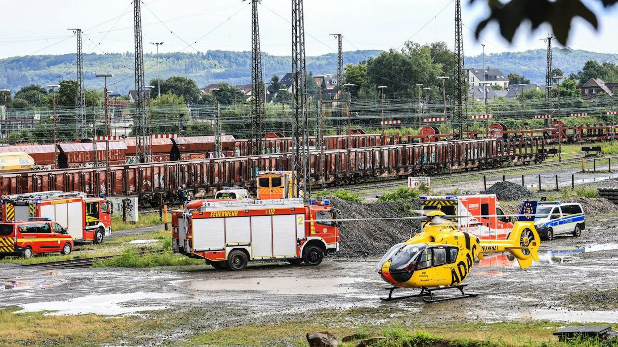 01.07.2024, Nordrhein-Westfalen, Schwerte: Ein Rettungshubschrauber steht neben dem Güterbahnhof. Ein zwölfjähriges Mädchen ist auf einem Güterbahnhof in Schwerte durch einen Stromschlag schwer verletzt worden. Mit einem Rettungshubschrauber flogen Einsatzkräfte das Mädchen in ein Krankenhaus, sagte eine Sprecherin der Bundespolizei. Foto: Alex Talash/dpa +++ dpa-Bildfunk +++
