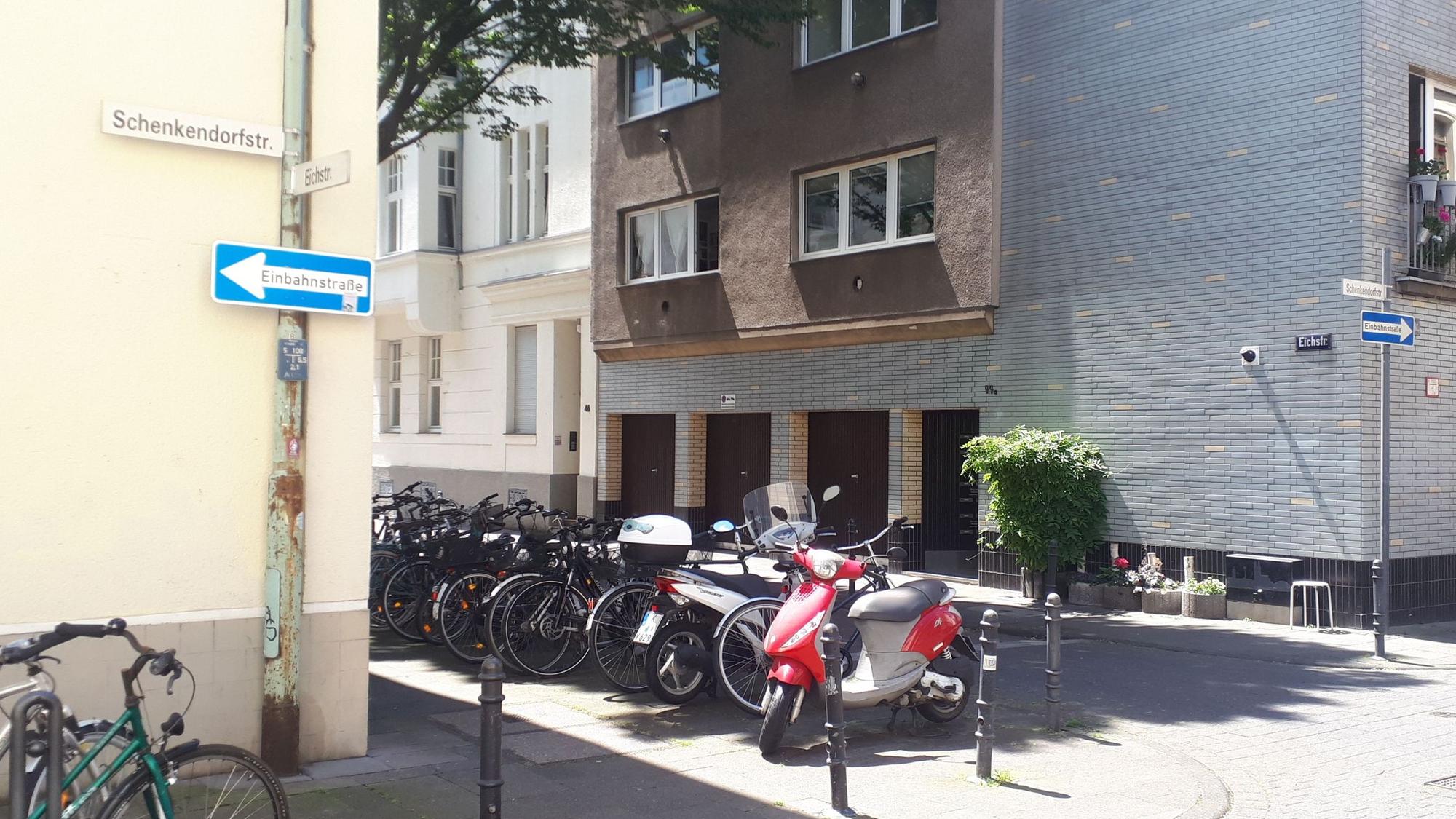 Blick in die Schenkendorfstraße und auf die Kreuzung zur Eichstraße.