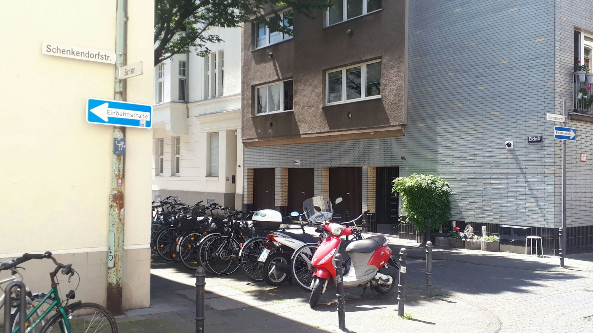 Blick in die Schenkendorfstraße und auf die Kreuzung zur Eichstraße.