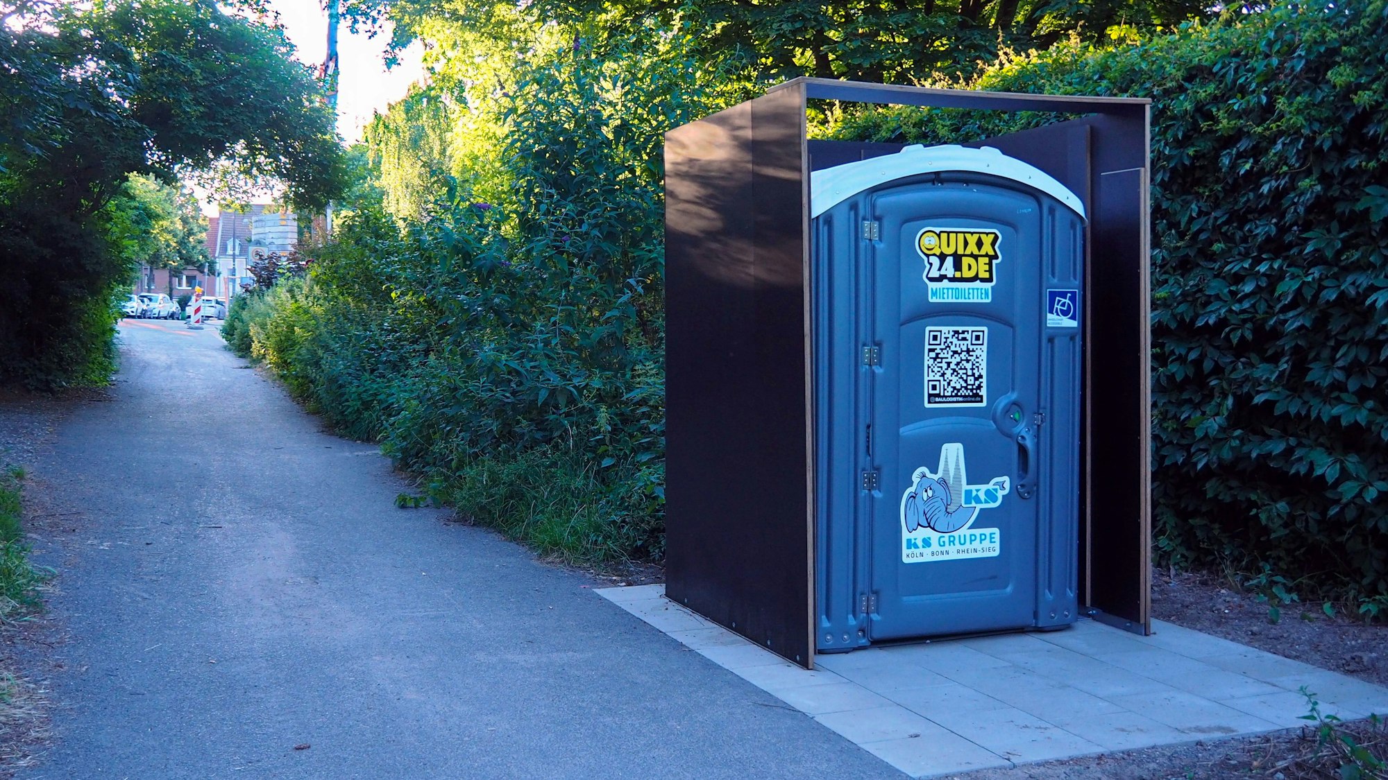 Seit Ende Juni steht das temporäre, öffentliche Dixie-WC hinter dem Sürther Jugendhaus.