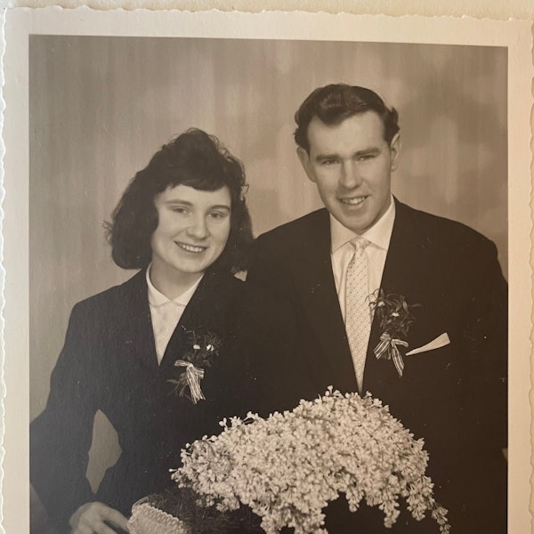 Ein altes Hochzeitsfoto in schwarz-weiß, das Ingrid und Wilhelm Haake zeigt.
