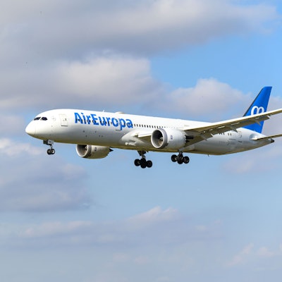 Eine Boeing 787 der spanischen Fluggesellschaft Air Europa im Landeanflug bei bewölktem Himmel auf einen Flughafen. (Symbolbild)