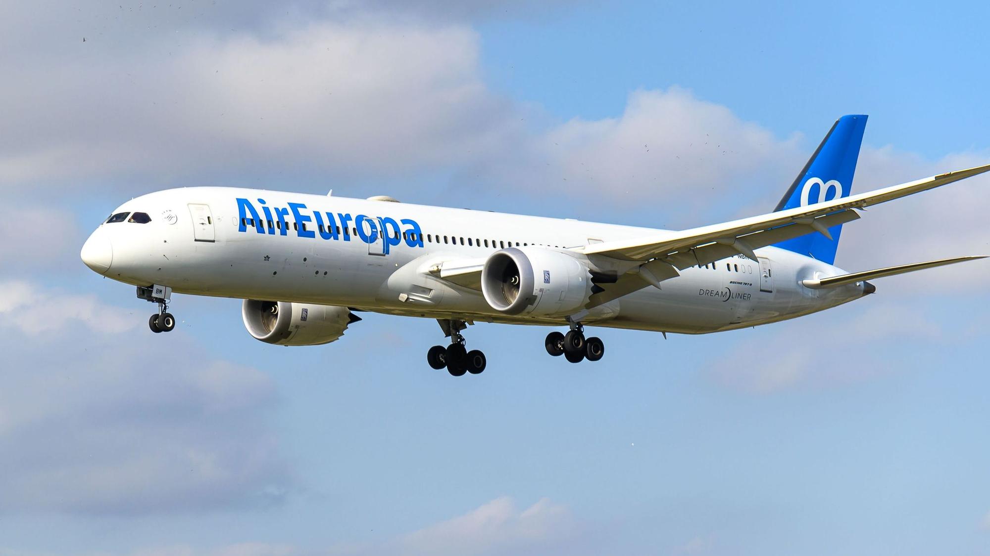 Eine Boeing 787 der spanischen Fluggesellschaft Air Europa im Landeanflug bei bewölktem Himmel auf einen Flughafen. (Symbolbild)