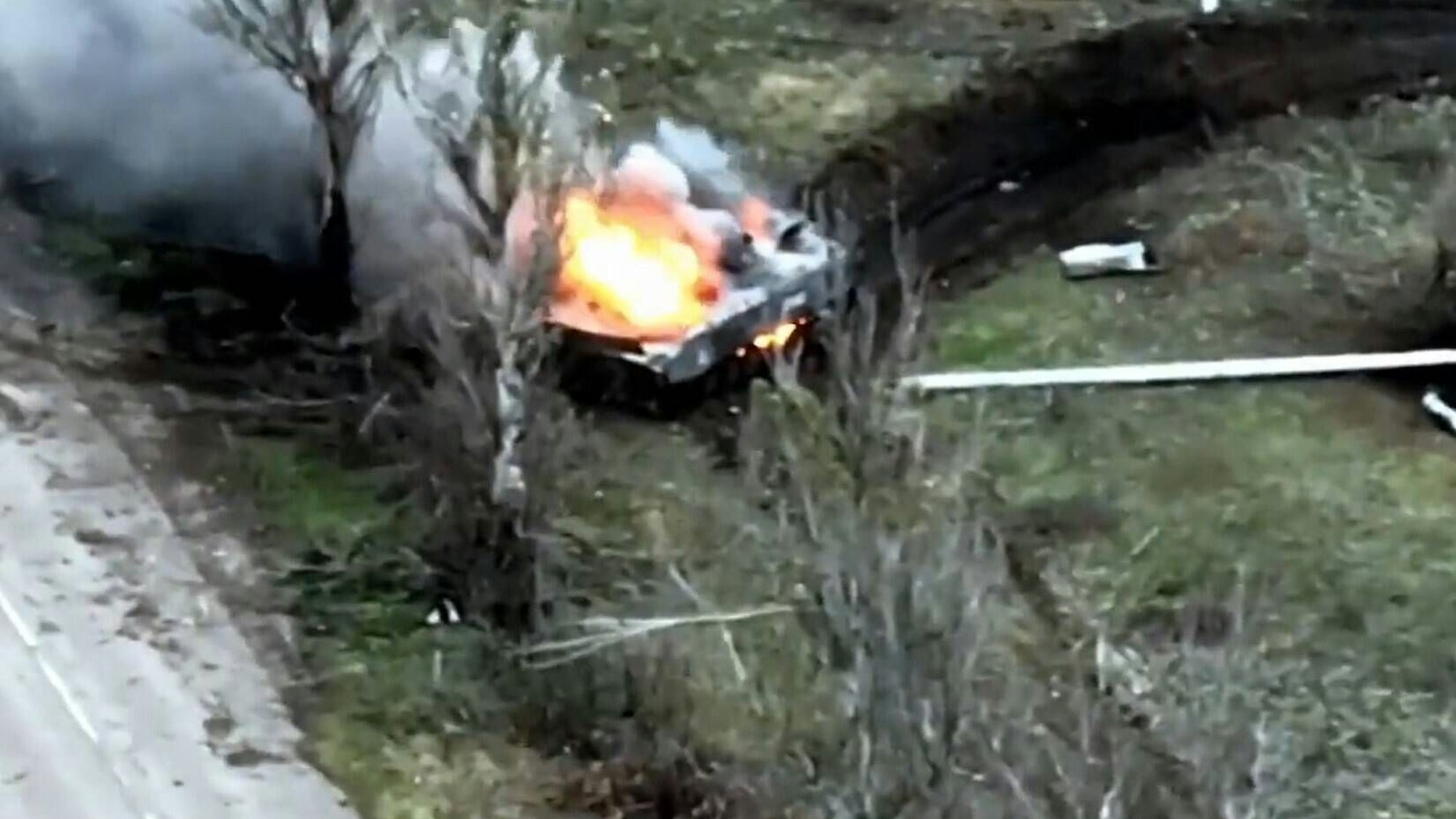 Ein russisches Militärfahrzeug brennt nach einem ukrainischen Angriff nahe Donezk.