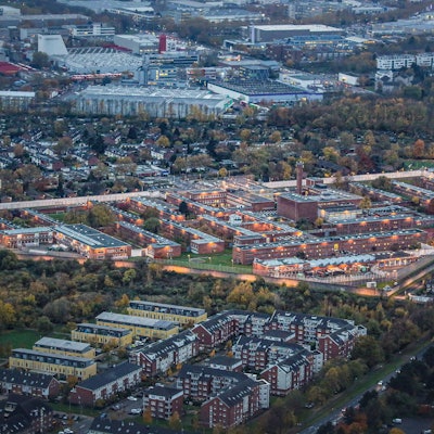 Das Gelände der Justizvollzugsanstalt Köln in der Abenddämmerung.