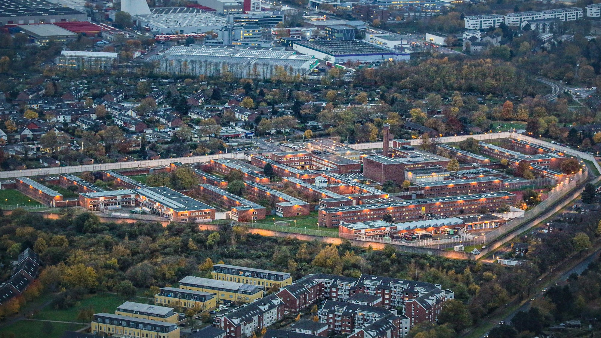 Das Gelände der Justizvollzugsanstalt Köln in der Abenddämmerung.