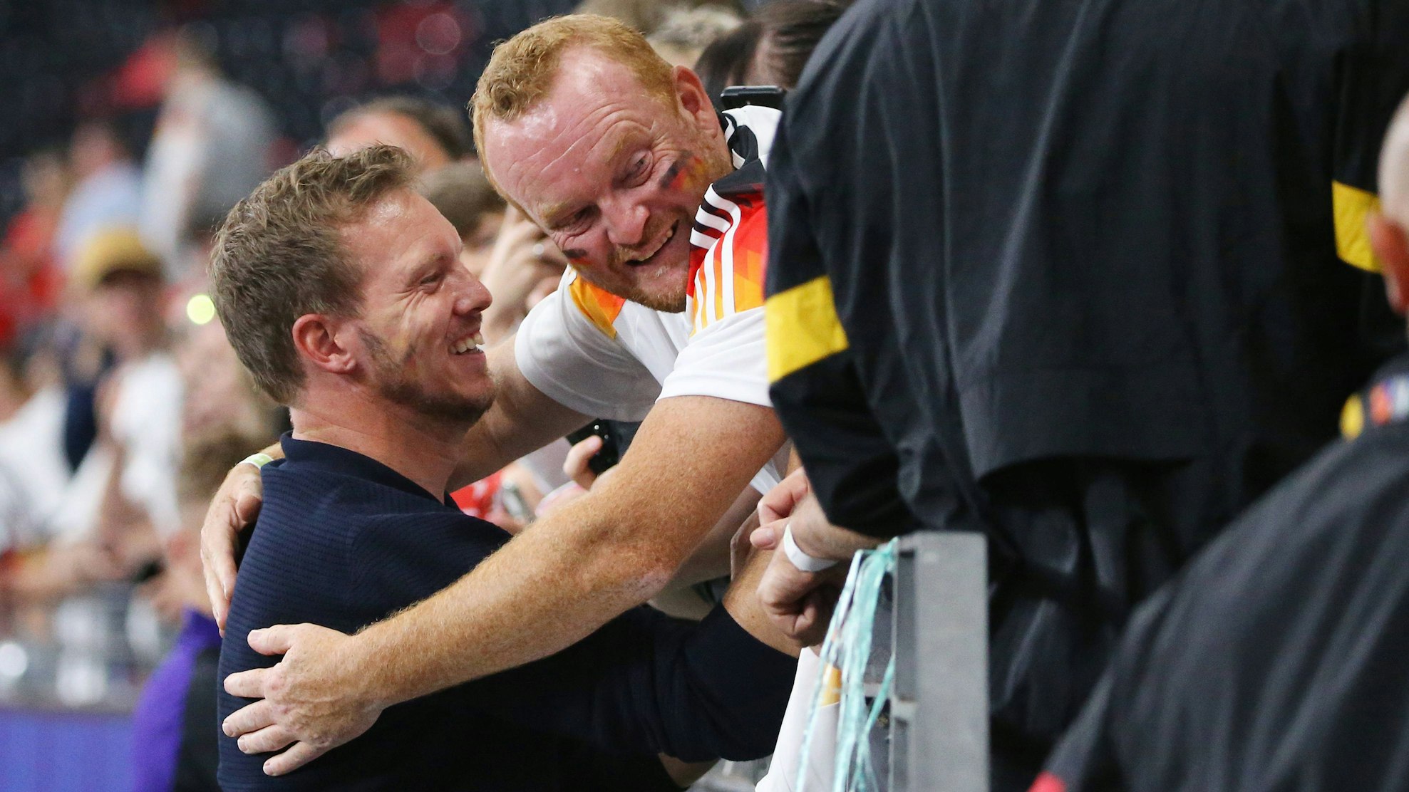 Julian Nagelsmann herzt sich mit seinem Bruder Andre Nagelsmann.