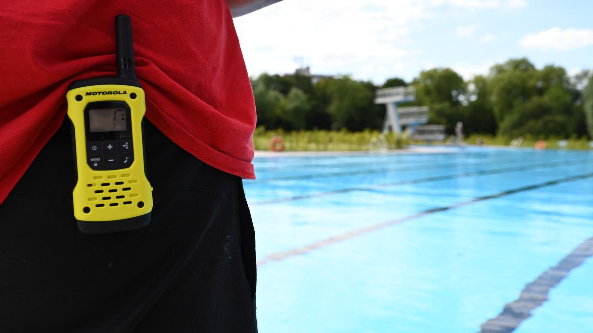 Ein Sicherheitsmitarbeiter eines Freibads überblickt ein Schwimmbecken (Symbolfoto).
