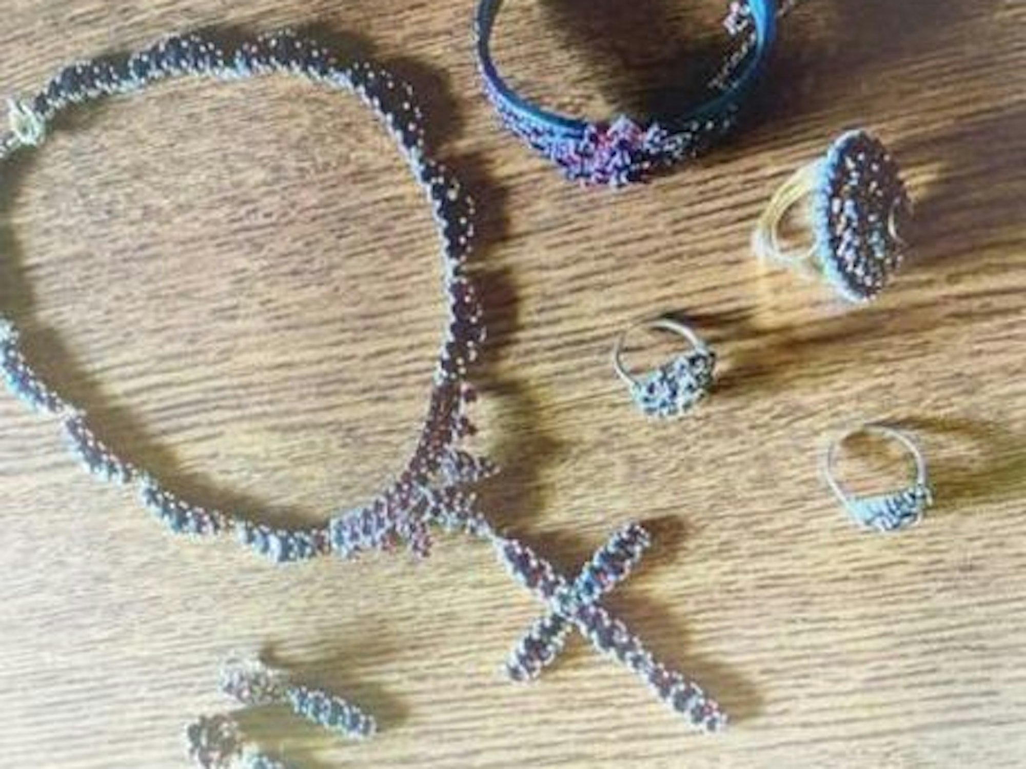 Armbänder und Ringe sind auf diesem Bild zu sehen.