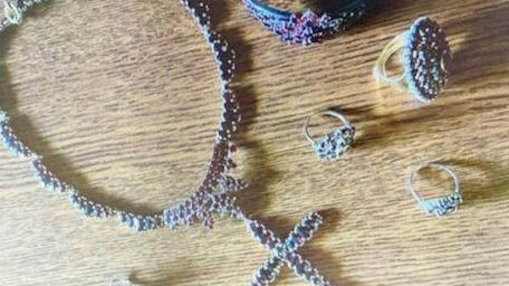 Armbänder und Ringe sind auf diesem Bild zu sehen.