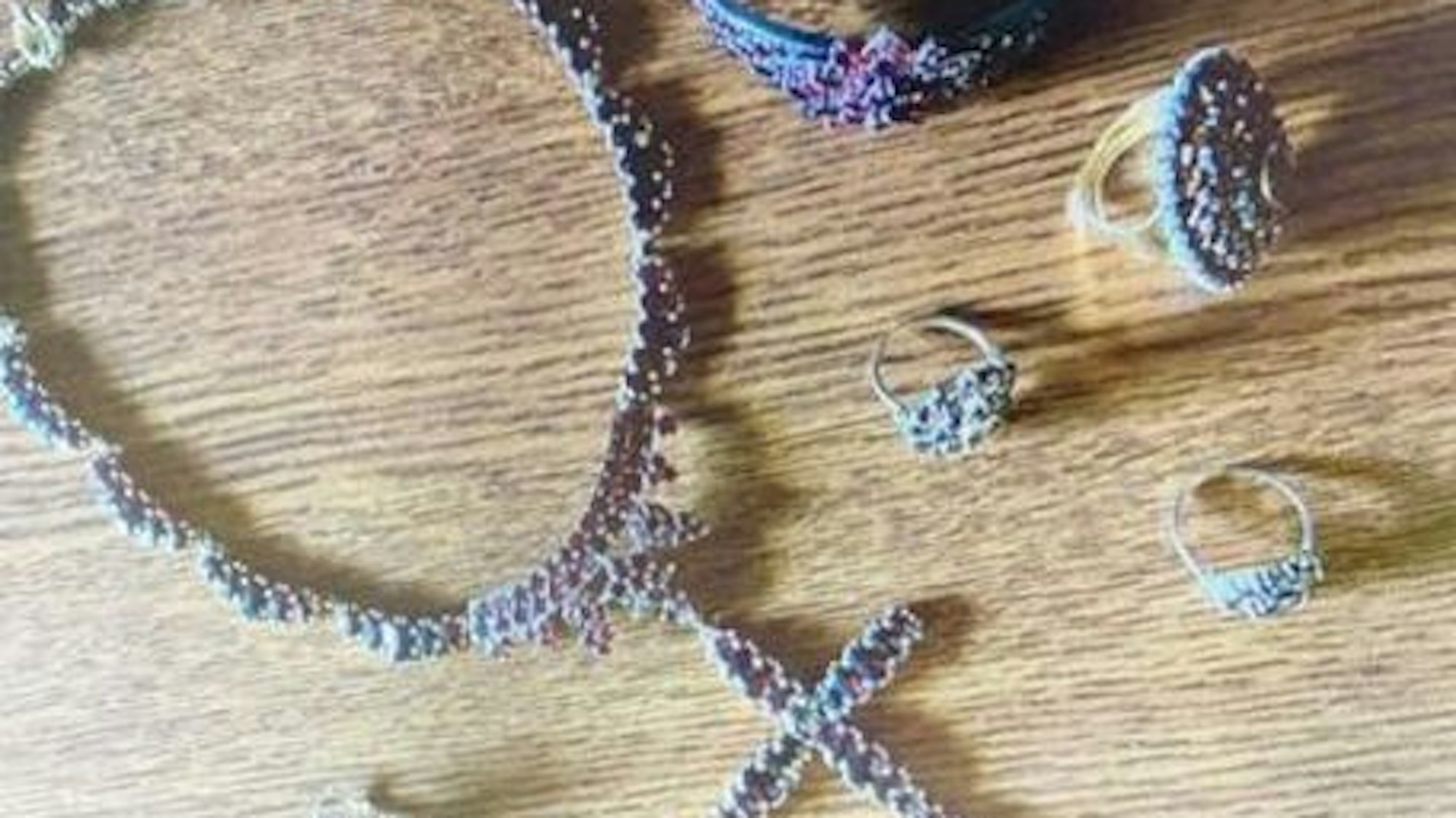 Armbänder und Ringe sind auf diesem Bild zu sehen.