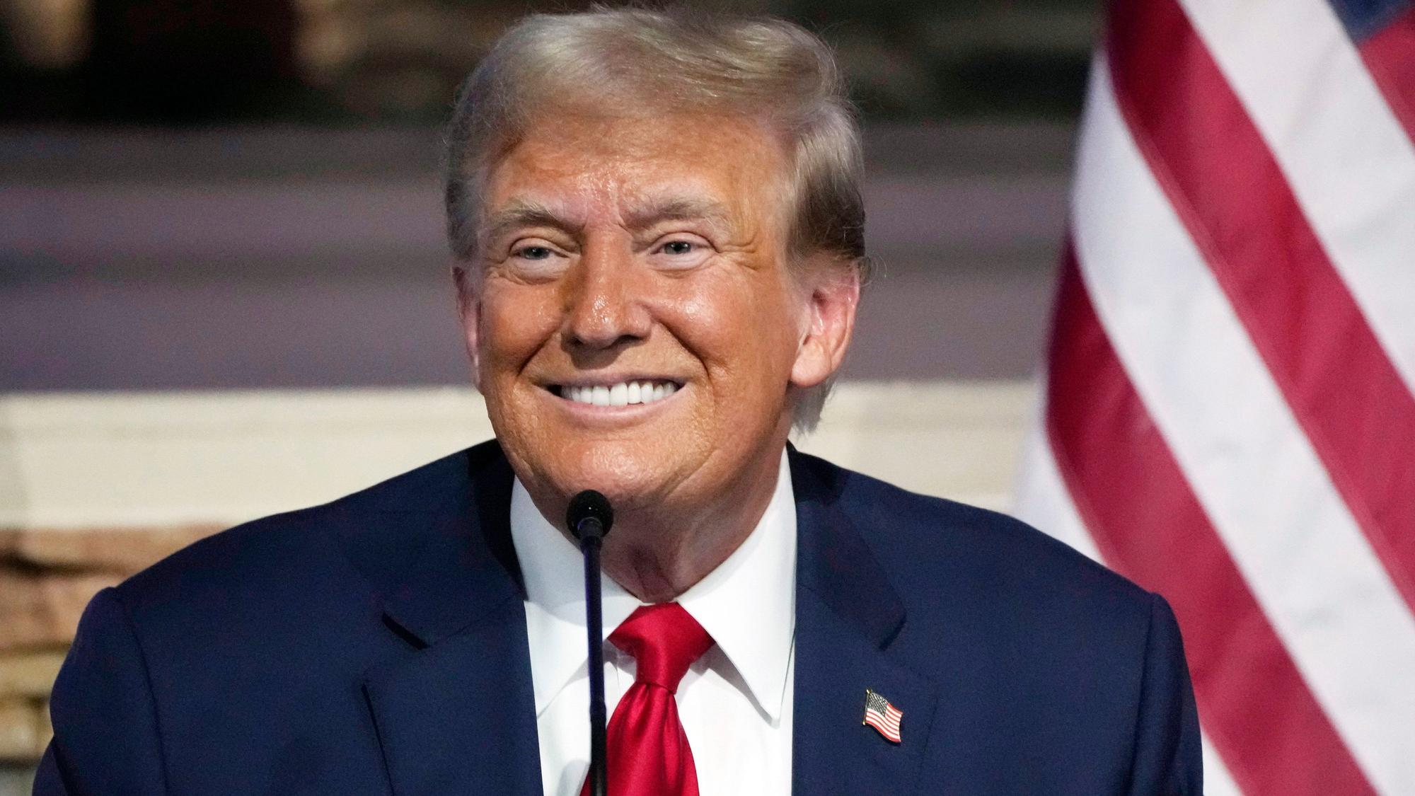Donald Trump spricht auf einer Wahlkampfveranstaltung in Detroit.