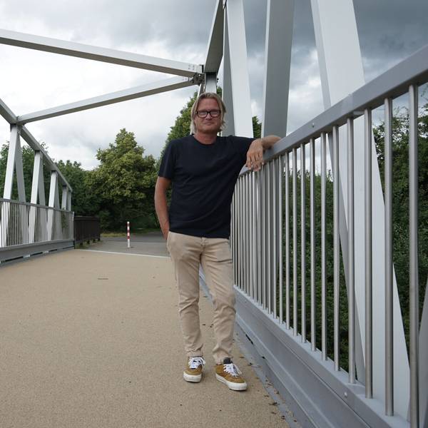 Der SPD-Stadtverordnete Branko Appelmann steht auf einer Aluminiumbrücke.