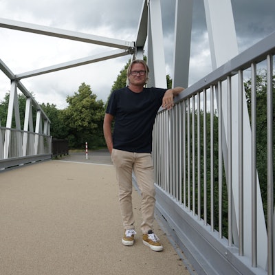 Der SPD-Stadtverordnete Branko Appelmann steht auf einer Aluminiumbrücke.