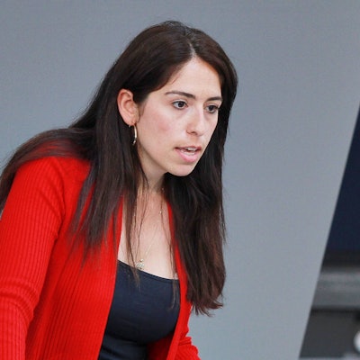 Melis Sekmen bei einer Rede im Bundestag. Die Politikerin wechselt von den Grünen zur CDU – und bekommt dafür viel Kritik.