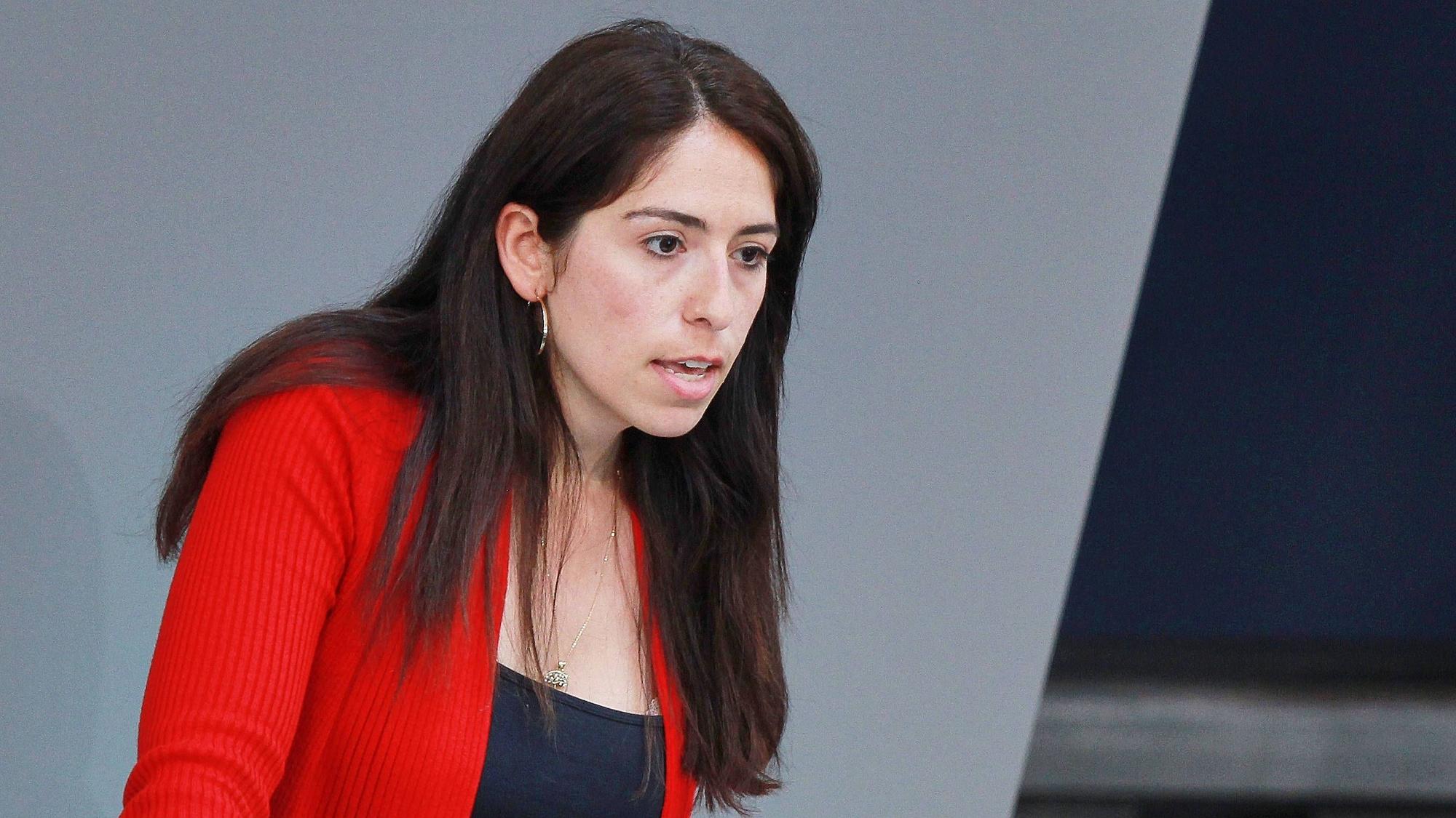 Melis Sekmen bei einer Rede im Bundestag. Die Politikerin wechselt von den Grünen zur CDU – und bekommt dafür viel Kritik.