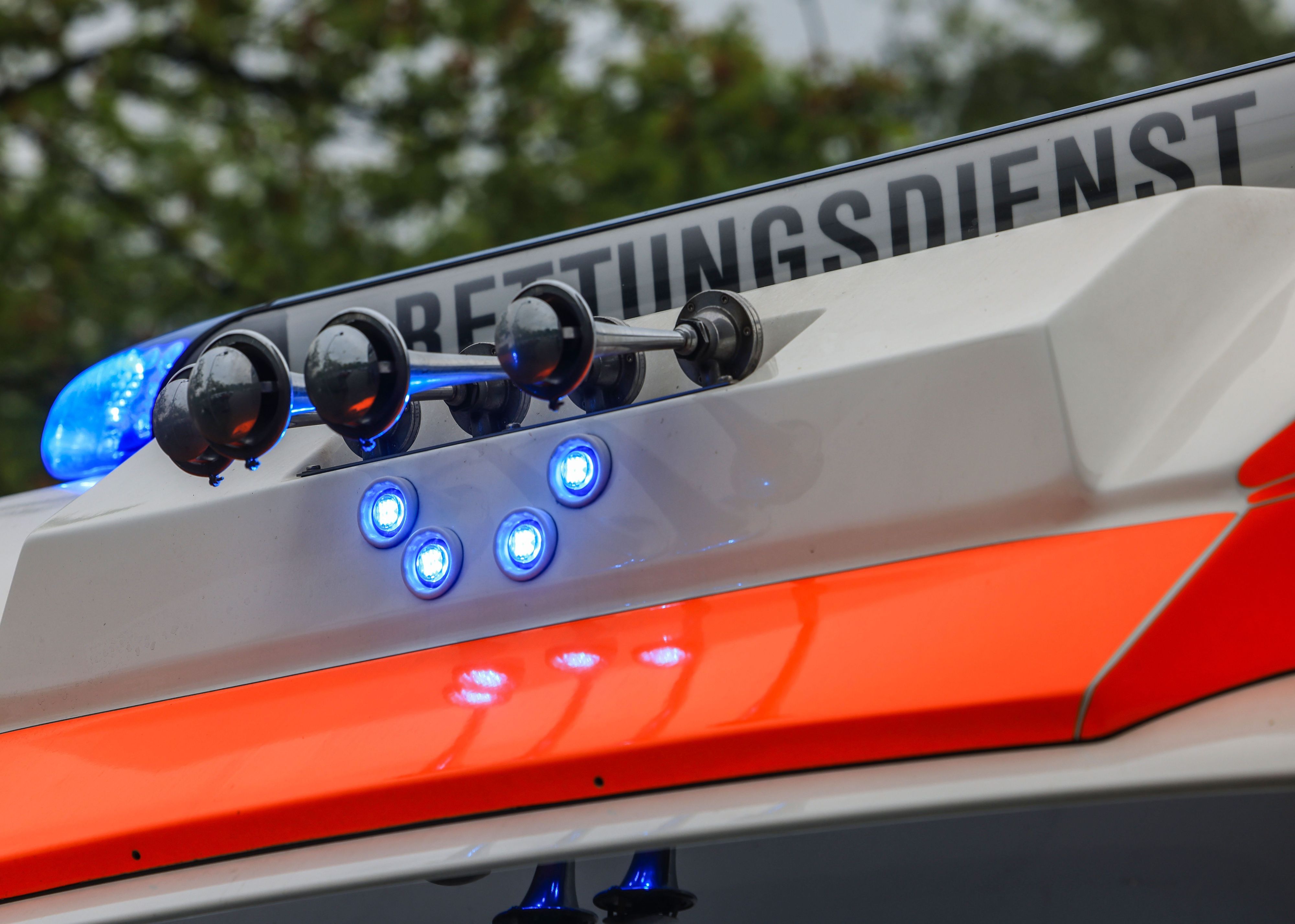 Ein Rettungswagen steht bei einer Schockraumübung am Einsatzort.