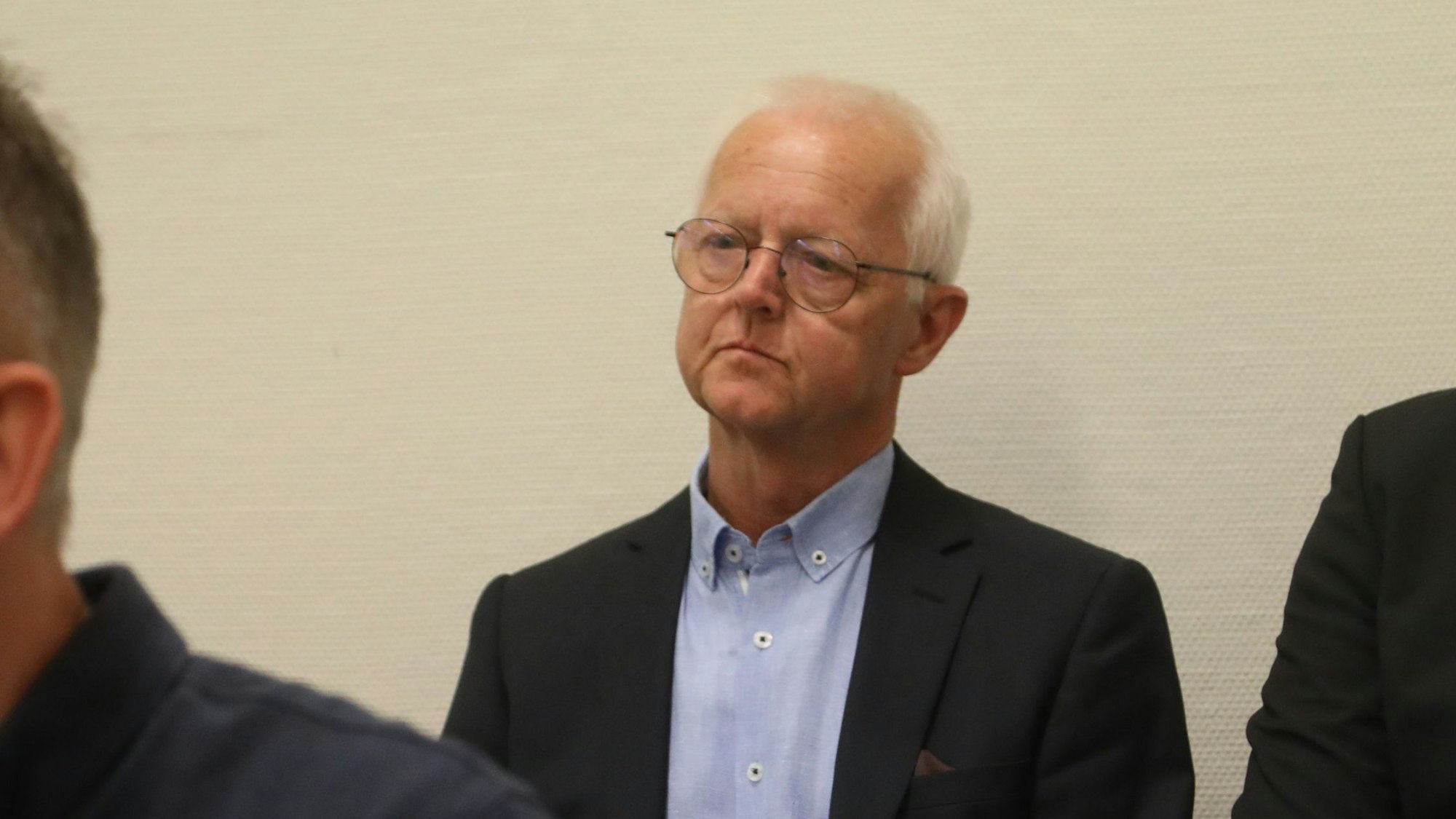 Der Kirchenrechtsprofessor Norbert Lüdecke (Universität Bonn), hier als Zuhörer im Landgericht Köln  (Archivbild)